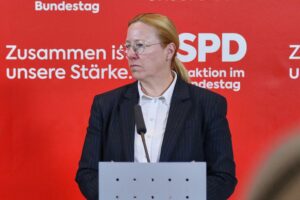Dagmar Schmidt diskutiert Pflegekosten und Vermögensheranziehung für solidarische Finanzierung.