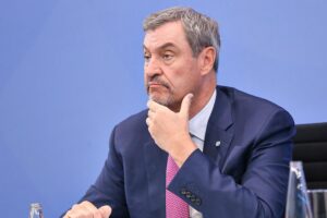 Markus Söder spricht, während Holger Grießhammer kritisiert, Schaufensterpolitik und fehlende Investitionen.
