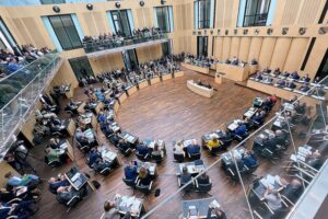 Minister Robra spricht über Kinoförderung; Bild zeigt Bundesratssitzung mit Vertretern der Länder.