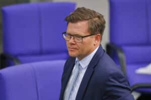 Umweltminister Carsten Schneider diskutiert Klimaschutz und erneuerbare Energien in Berlin.