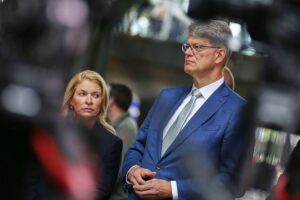 Patrick Schnieder und Evelyn Palla diskutieren über Bahn-Pünktlichkeit und EU-Initiativen.