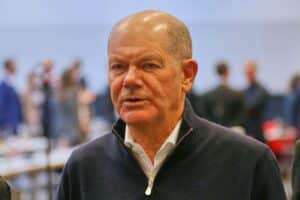 Olaf Scholz diskutiert politische Verantwortung gegen Minderheitsregierung und Brandmauer zur AfD.