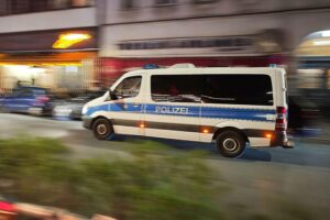 Polizeiabsperrung in Berlin-Schöneberg nach schwerem Schussverletzungsfall, Ermittlungen laufen.