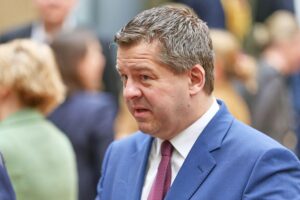 Sven Schulze bei Pressekonferenz, fordert mehr Einsatz von Bürgergeldempfängern für offene Stellen.