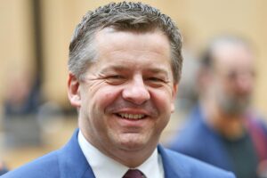 Sven Schulze präsentiert Bundesratsinitiative zur steuerlichen Entlastung alleinerziehender Eltern in Sachsen-Anhalt.