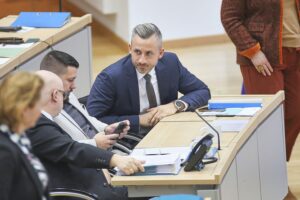 Eine kritische Diskussion zwischen Politikern über AfD-Pläne zur Besetzung von Führungspositionen.