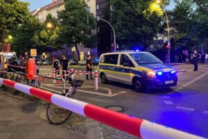 Polizei am Tatort in Berlin-Kreuzberg nach Schießerei; Ermittlungen laufen, Zeugen gesucht.