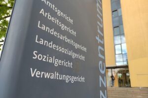 Abgebildet sein sollte ein Justizzentrum mit dem Fokus auf Rechtsstaatlichkeit und Personalnot.