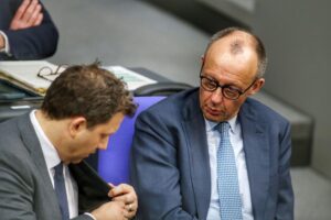Lars Klingbeil und Friedrich Merz diskutieren über Unzufriedenheit mit der Bundesregierung.