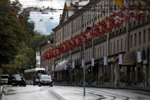 Schweizer Flaggen in Genf symbolisieren Deutschlands beliebtesten Wohnort im europäischen Ausland.