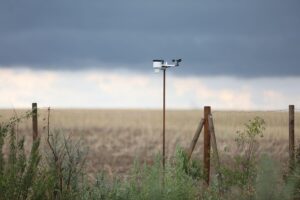 Gewitterwolken über Städten, Regen und Blitze, betroffen sind Niedersachsen und Nordrhein-Westfalen.