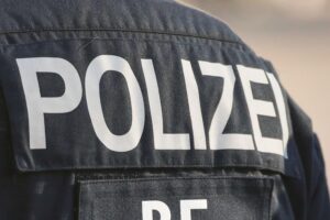 Schwerer Verkehrsunfall auf Landesstraße mit zwei beschädigten Fahrzeugen und verletzten Fahrern.
