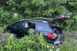 Schwerer Unfall mit Auto, Verkehrsschild und Baum, verletzte Kinder und Jugendliche.