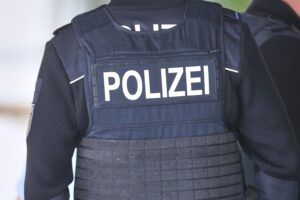 Schwerer Verkehrsunfall auf der A8 mit überschlagenem Auto und Rettungsdiensteinsätzen.