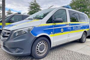Ein Polizeiauto an einer abgesperrten Straße nach schwerem Motorradunfall in Monzelfeld.