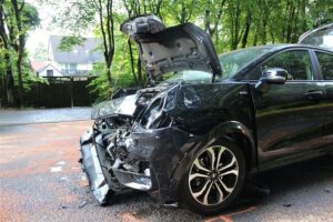 Schwerer Verkehrsunfall in Bergisch Gladbach: alkoholisierten Fahrer, beschädigte Autos, verletzter Opel-Fahrer.