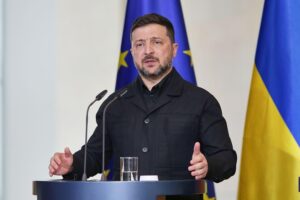 Mona Neubaur wird von Wolodymyr Selenskyj mit dem Orden der Fürstin Olga geehrt.