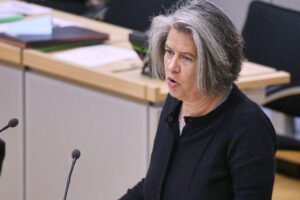Einweihung des neuen Ganzjahresplatzes mit Sportministerin Tamara Zieschang und Vereinsmitgliedern.