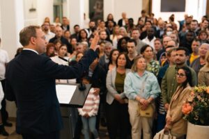 Die Feier zur Einbürgerung in Ulm: Neuankömmlinge mit Stadträten und Oberbürgermeister im Rathaus.