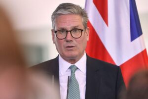 Keir Starmer betont Entschlossenheit, bleibt Premierminister trotz Druck und fordert politische Verantwortung.
