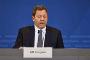 Lars Klingbeil präsentiert aktuelle Steuerschätzung mit Fokus auf sinkende Einnahmen und Krisenmanagement.