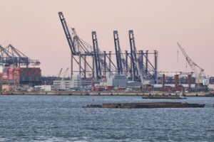 Industrieanlagen, symbolisieren Deutschlands schwankendes Geschäftsklima und leichte wirtschaftliche Erholung im Mai.