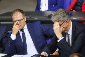 Konflikt zwischen Verkehrs- und Umweltminister über beschleunigten Infrastruktur-Ausbau. Uneinigkeit sichtbar.
