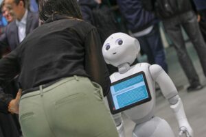 Roboter und menschliches Gehirn, Symbol für KI und neuronale Sprachverarbeitung.