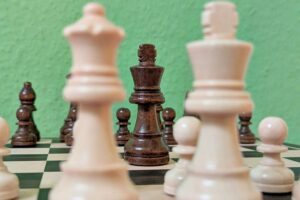Schachspielende Personen, die schnell Entscheidungen treffen, besser strategische Züge auswählen.