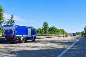 THW und Polizei üben Verkehrsabsicherung auf gesperrter A7 bei Hildesheim.