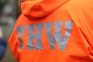 THW-Mitarbeiter bei Waldbrandeinsatz: Technik und Teamarbeit zur Bekämpfung von Feuer sind entscheidend.