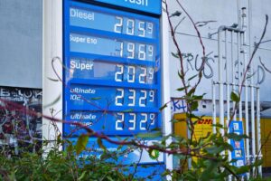 Tankstelle mit Preisanzeige und Kraftstoffpumpe, symbolisiert aktuelle Diskussion um Tankrabatt und Preise.