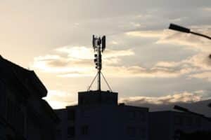 Terahertz-Sendemast auf dem Campus der Universität Stuttgart, symbolisiert 6G-Technologie und Fortschritt.