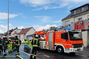 Rettungskräfte löschen Brand in Bonner Wohngebäude; tragischerweise fand man eine verstorbene Person.