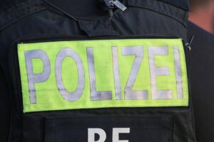Totes Reh auf Wiese, Polizei ermittelt wegen möglicher Jagdwilderei, Zeugen gesucht.