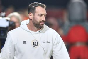Mitch Kniat, strahlend, im Trikot mit Arminia-Logo, feiert Erfolge und emotionale Momente.