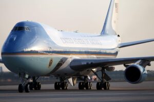 Trump landet in Peking, um mit Xi Jinping über Handelsbeziehungen zu verhandeln.