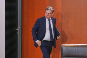 Tschechien lehnt EU-Reformpläne von Wadephul ab Johann Wadephul spricht zur EU-Reform, während Petr Macinka seine Kritik äußert.