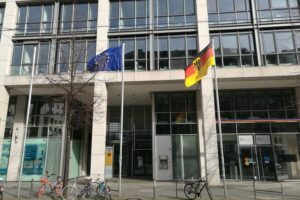 Ein Ministerium, das mit leeren Büros und unbesetzten Stellen kämpft, symbolisiert Personalengpass.