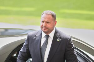 Andrij Jermak in einem Gerichtssaal, besorgt, umgeben von Anwälten und Medienvertretern.