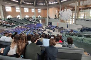 Bundestagssitzung mit unzufriedenen Bürgern, die über politische Probleme und mögliche Reformen diskutieren.