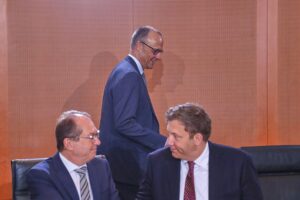 Politiker Alexander Dobrindt, Friedrich Merz und Lars Klingbeil diskutieren über die Koalition.