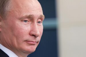 Uneinigkeit bei Bundestagsparteien über Putins Schröder-Vorstoß Putin bei einer Diskussion über Selenskyjs Friedensgesprächsvorschlag, Ablehnung deutlich erkennbar.