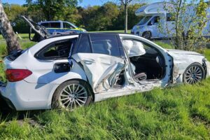Feuerwehr bei Einsatz: Unfallaufnahme, PKW, ausgelaufene Betriebsmittel, Weseler Straße, Schermbeck.