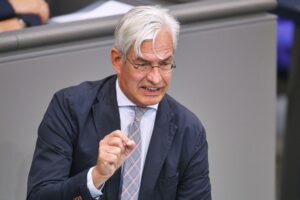 Politiker diskutieren über Einkommensteuerreform zur Entlastung kleiner und mittlerer Einkommen in Deutschland.
