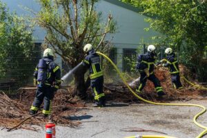 Feuerwehr im Einsatz, dichte Rauchentwicklung, brennende Hecke, Verkehrsbehinderungen an Hans-Böckler-Straße.
