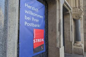 Streik-Hinweis an Postbank-Filiale, Protest gegen unzureichende Tariferhöhungen für Mitarbeiter.
