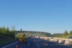 Unfallstelle mit mehreren Fahrzeugen, Polizei vor Ort, Rettungsdienste und Verkehrsbehinderungen.