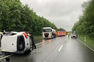 Verkehrsunfall auf der B64, mehrere Fahrzeuge, Einsatzkräfte vor Ort, Verletzte werden versorgt.