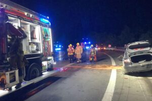 Verkehrsunfall mit Pkw, Feuerwehr im Einsatz, drei leicht verletzte Insassen, Fahrer schwer verletzt.